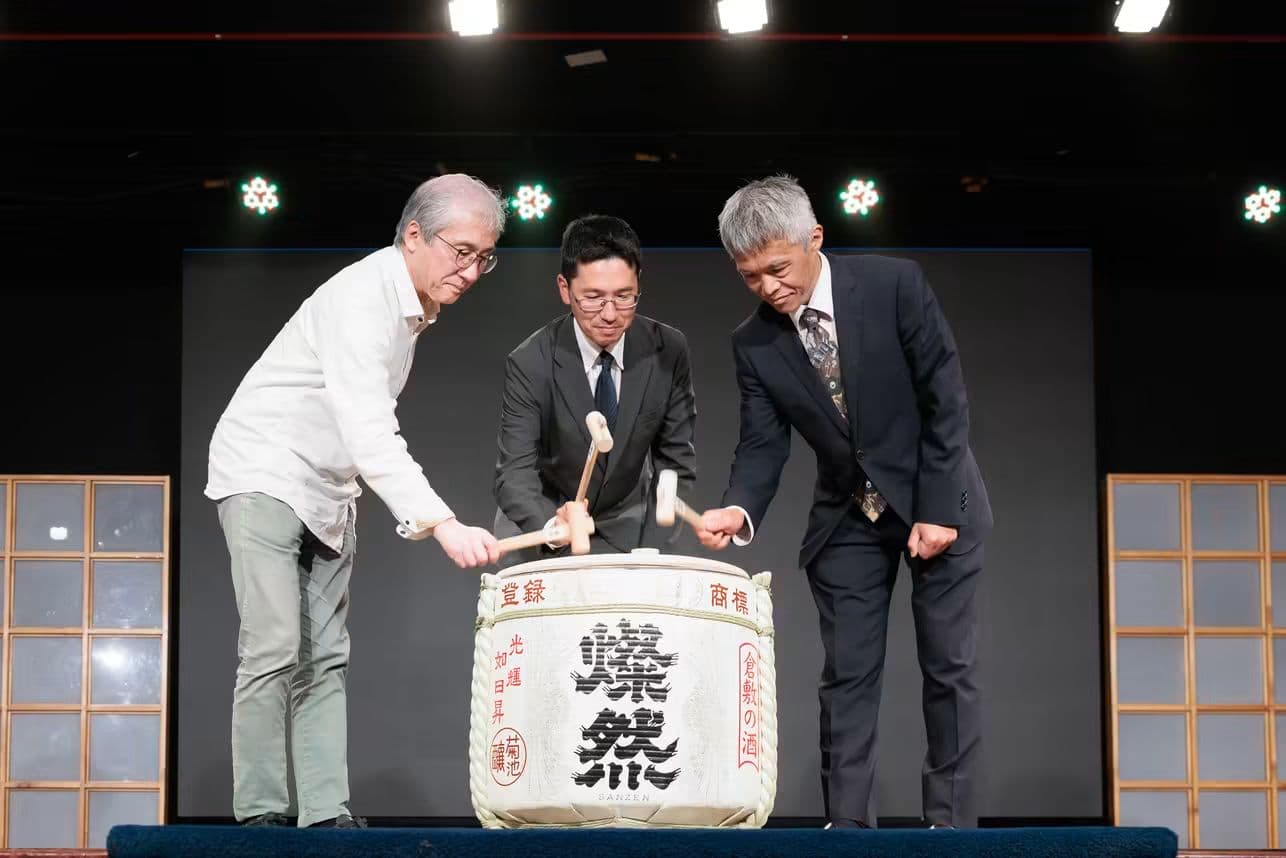 Tres directivos de la Asociación Peruano Japonesa abren un barril de sake durante el festival.